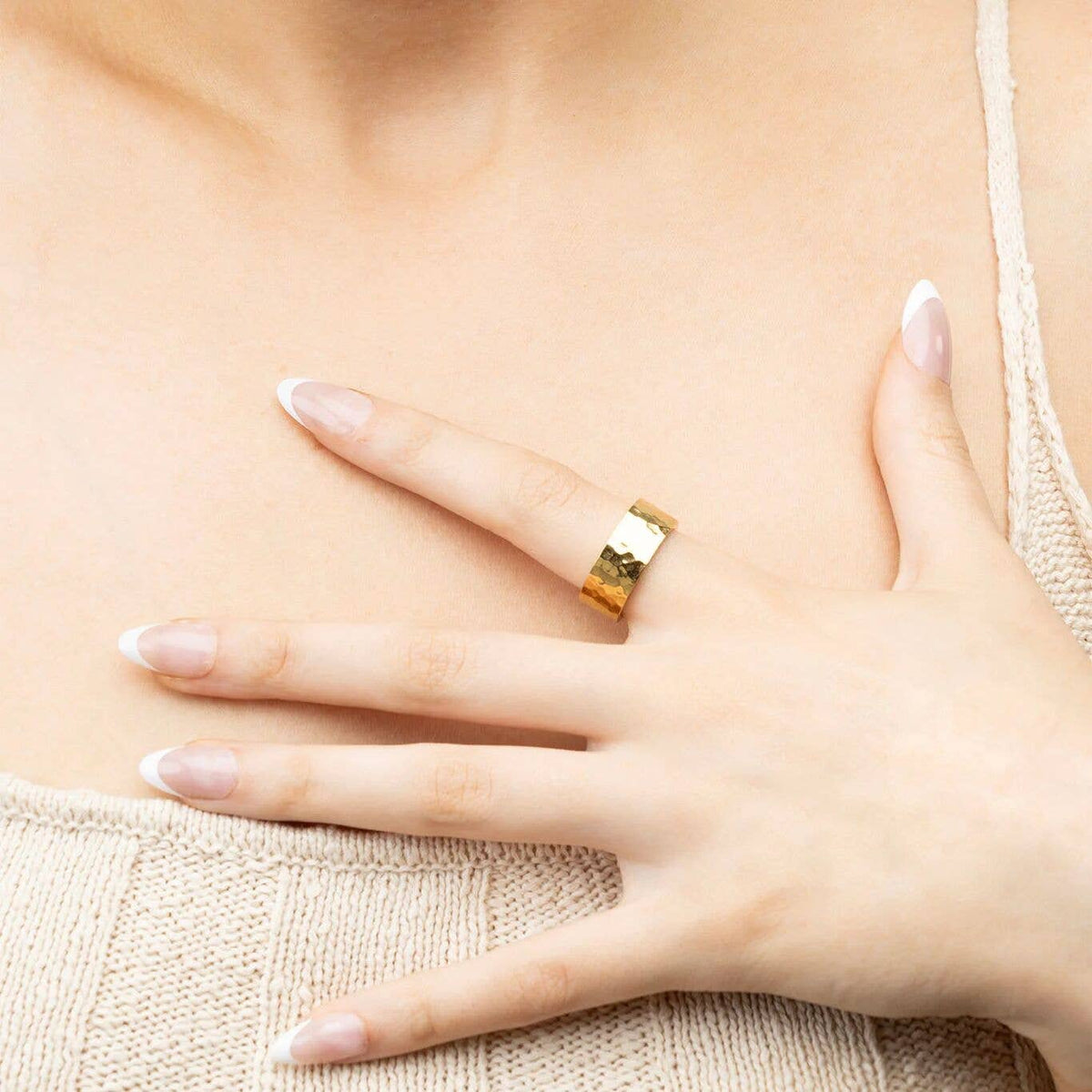 18K Gold PVD Hammered Statement Ring: Gold / 7