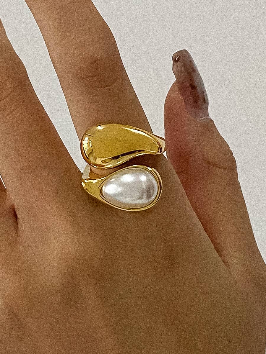 Sloan 18K Gold Non-Tarnish Pearl Wavy Ring: White