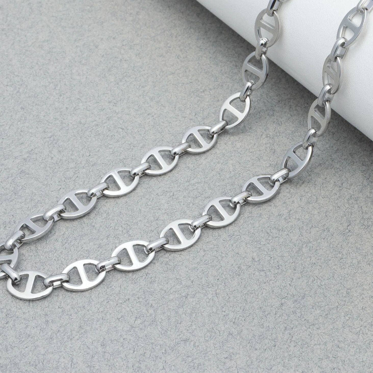 18K Gold PVD Thick Oval Chain Necklace: Gold