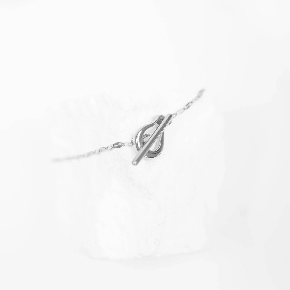 18K Gold PVD Abstract Carabiner Bracelet: Gold